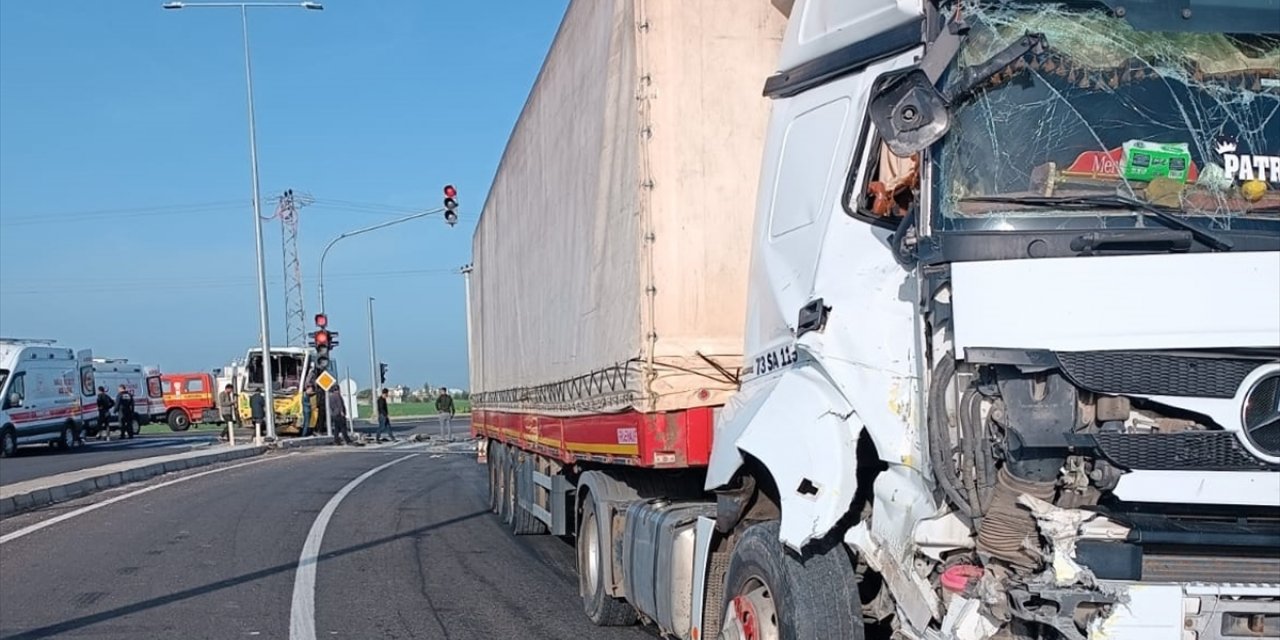 Mardin'de midibüs ile tırın çarpıştığı kazada 18 kişi yaralandı