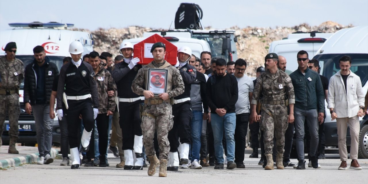 Trafik kazasında ölen polis memuru, eşi ve 2 çocuğu Malatya'da defnedildi