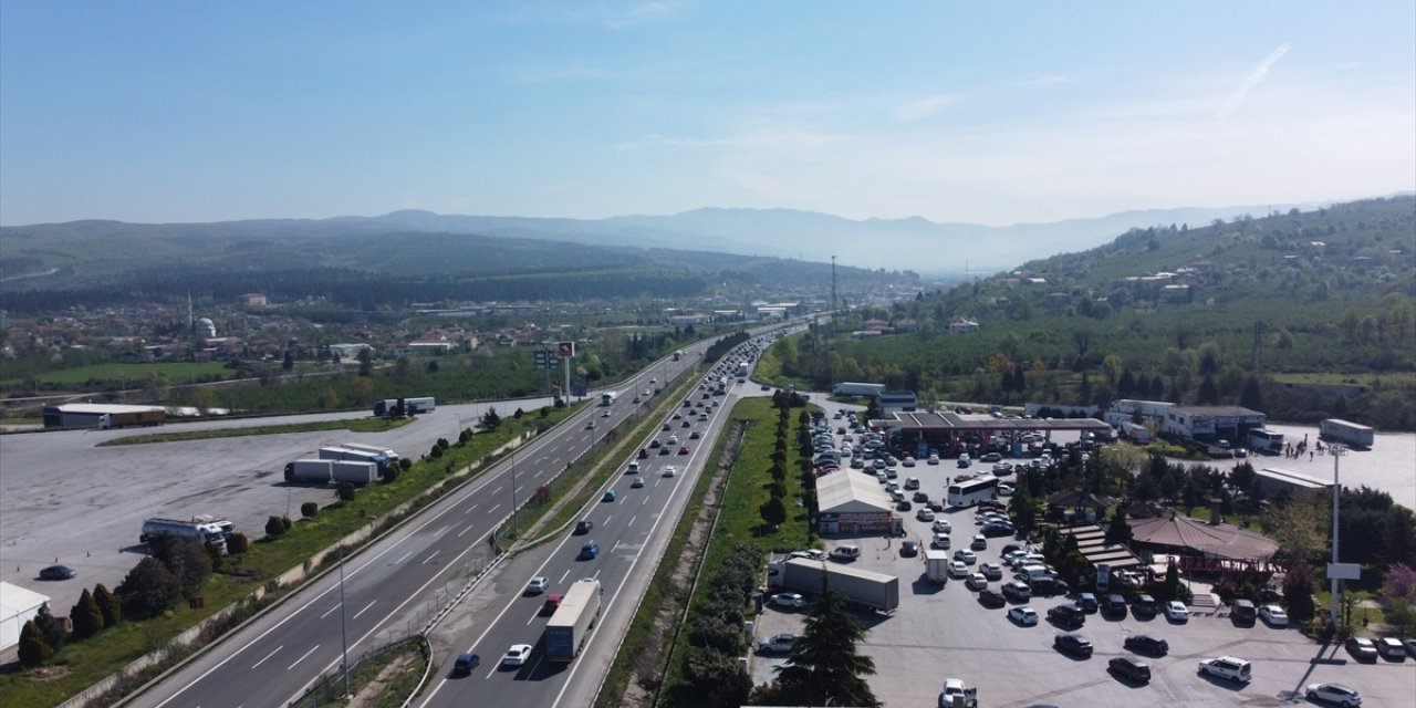 Otoyollarda bayram tatili dolayısıyla trafikte akıcı yoğunluk sürüyor