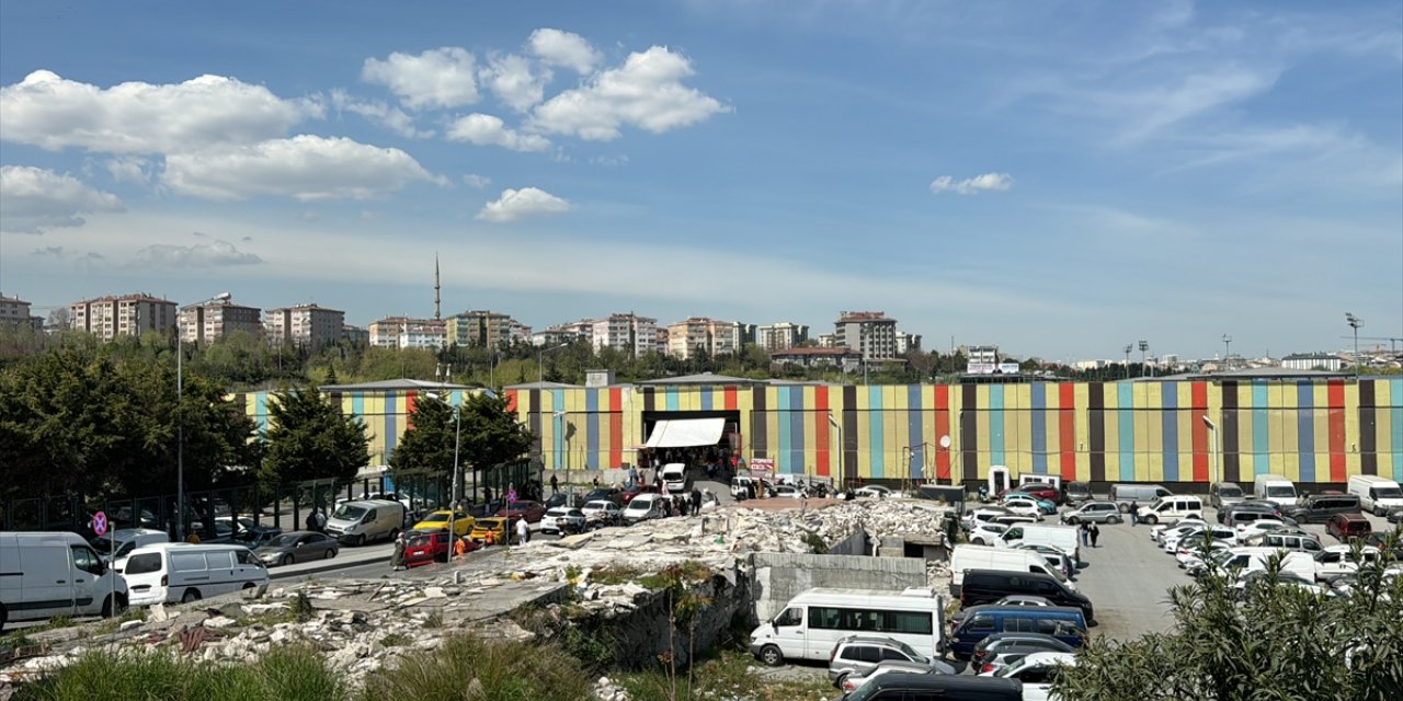 GÜNCELLEME- Yankesicilik yaparken yakalanan zanlılar "bomba var" diye bağırınca pazar alanında panik yaşandı