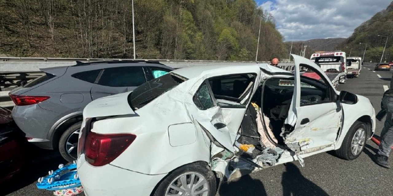 Anadolu Otoyolu'nun Bolu geçişinde zincirleme trafik kazası ulaşımı aksattı