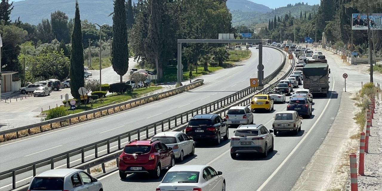 İzmir ve Aydın'da turizm güzergahlarında trafik yoğunluğu yaşandı