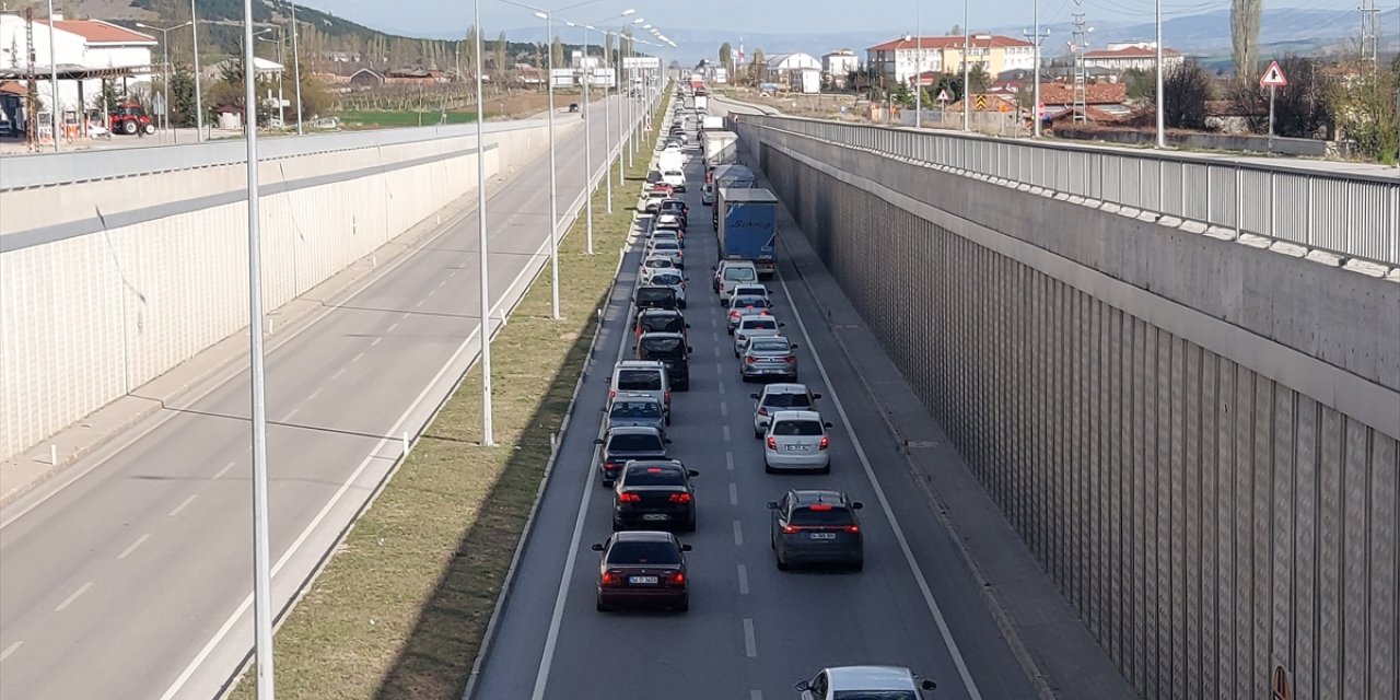 İstanbul-Samsun kara yolunda bayram trafiği yoğunluğu