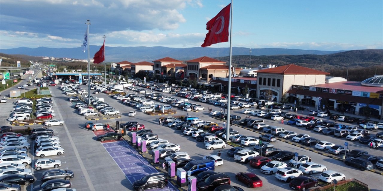Bayram tatiline elektrikli araçlarıyla giden sürücüler Anadolu Otoyolu'nda şarj sorunu yaşamıyor