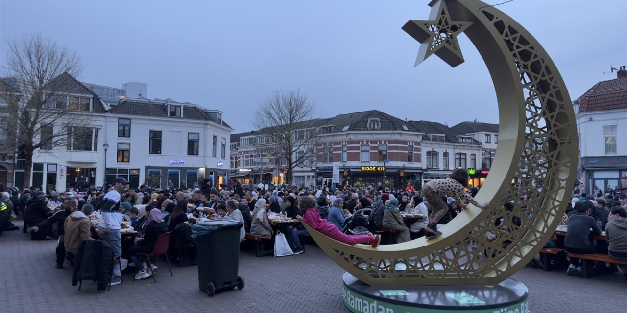 Hollanda’da cami önünde 1500 kişilik sokak iftarı düzenlendi