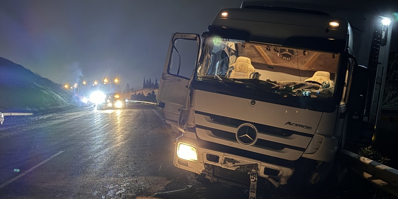 Gaziantep'te tır kazaya müdahale eden ekibin aracına çarptı, 3'ü trafik polisi 4 kişi yaralandı