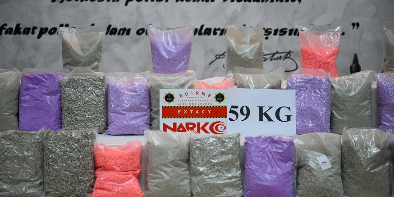 Edirne'de 2 tırda 58 kilo 176 gram sentetik uyuşturucu hap ele geçirildi