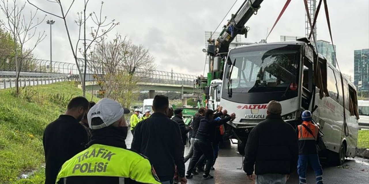 Bahçelievler'de devrilen servis minibüsündeki 6 polis hafif yaralandı