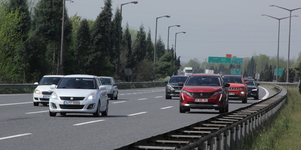 Otoyollarda bayram tatili dolayısıyla akıcı yoğunluk sürüyor