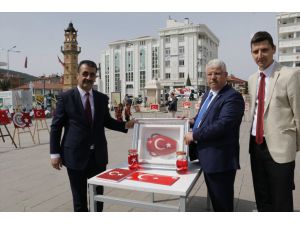 Öğrenciler yöresel ürünlerle 81 Türk bayrağı yaptı