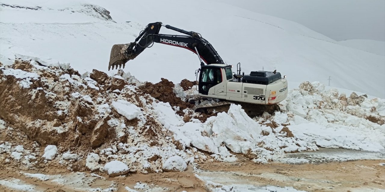 Hakkari'de heyelan nedeniyle köy yolu ulaşıma kapandı