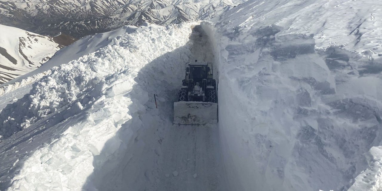 Hakkari'de kar nedeniyle kapanan üs bölgesinin yolu bir haftada açıldı