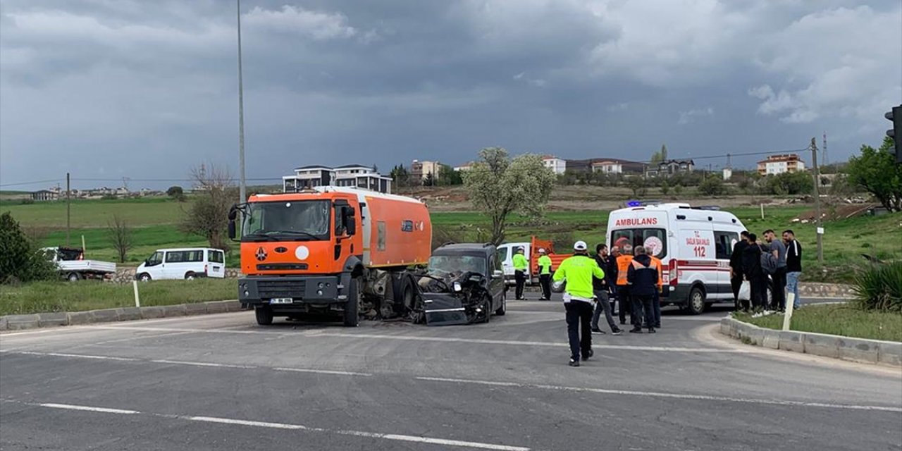 Elazığ'da hafif ticari araç ile yol süpürme aracının çarpıştığı kazada 5 kişi yaralandı