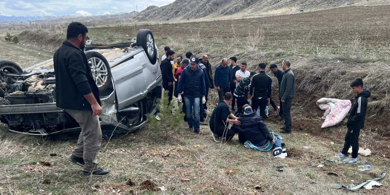 Sivas'ta devrilen hafif ticari araçtaki 5 kişi yaralandı