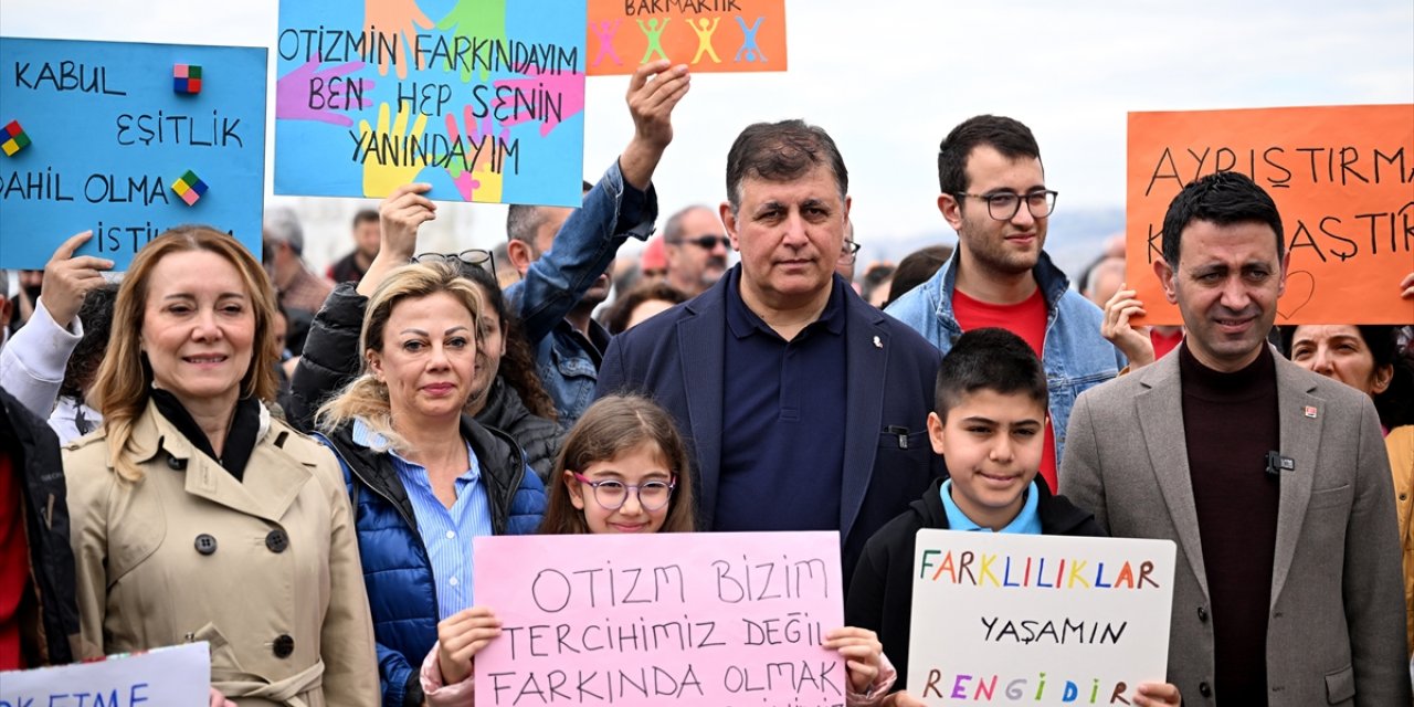 İzmir'de otizm farkındalığı için yürüyüş düzenlendi