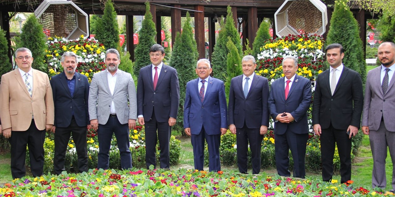 Azerbaycan heyetinden Kayseri Büyükşehir Belediye Başkanı Büyıkkılıç'a ziyaret