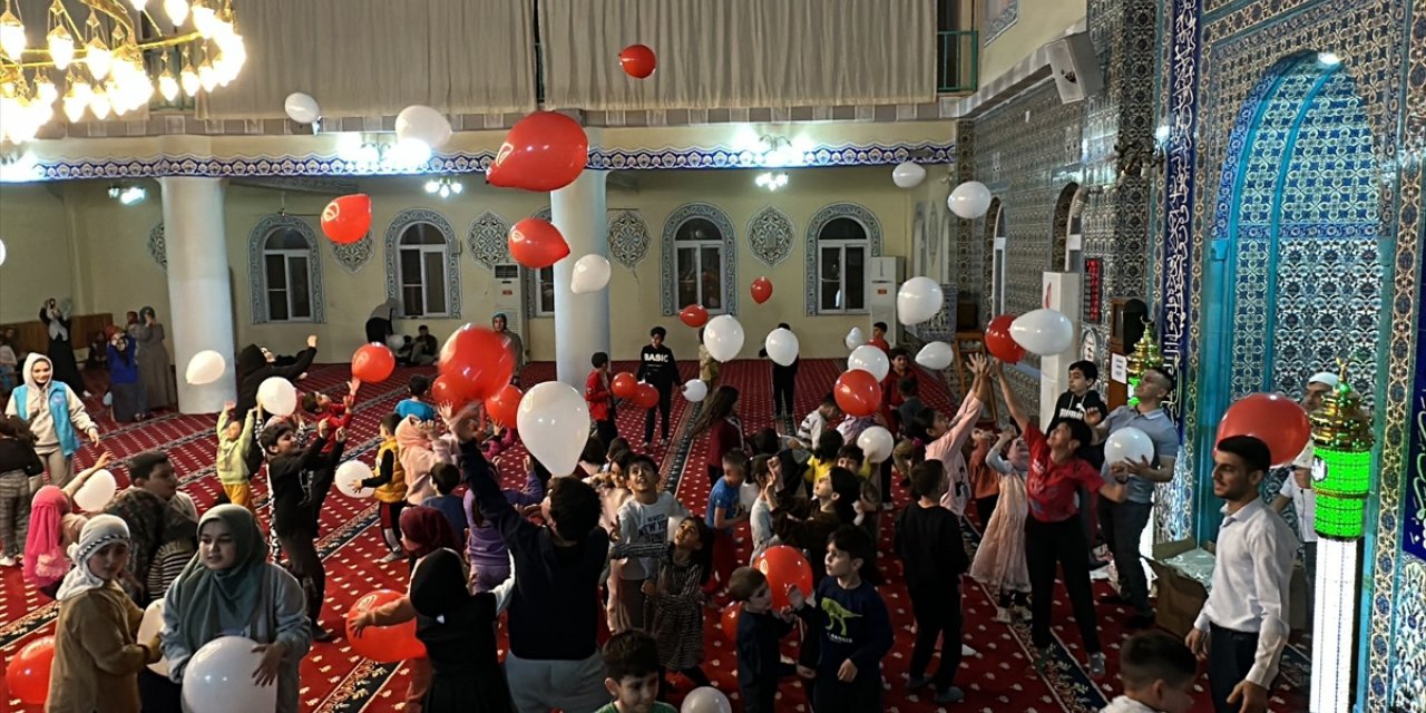 Hatay'da çocuklar ramazanın maneviyatını camideki etkinliklerle öğreniyor