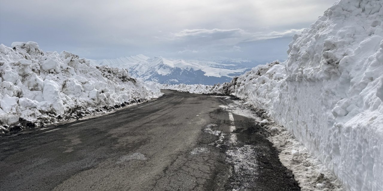 Kar ve tipi nedeniyle 4,5 aydır kapalı olan Ardahan-Ardanuç yolu ulaşıma açıldı