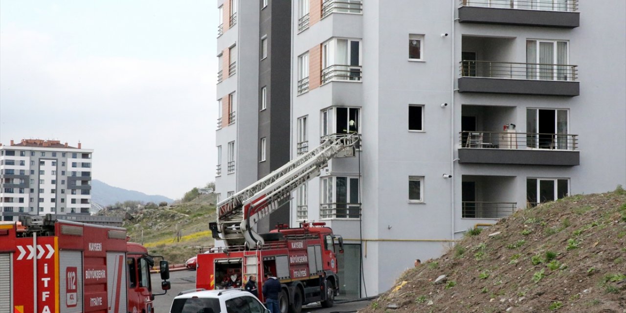 Kayseri'de apartmanda çıkan yangında 4 kişi dumandan etkilendi
