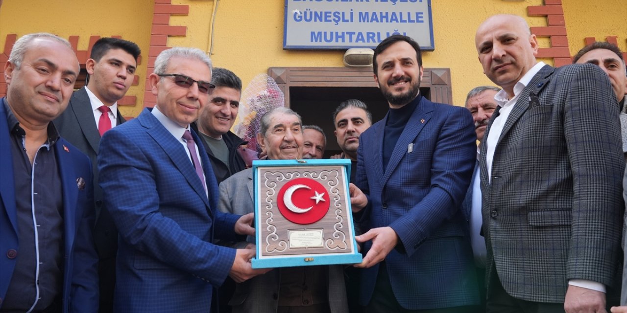 İstanbul'un en yaşlı muhtarı görevini törenle devretti