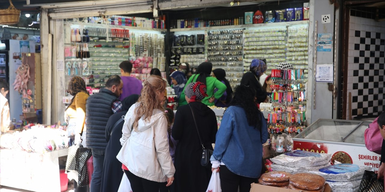 Hatay'da tarihi Uzun Çarşı'da Ramazan Bayramı yoğunluğu