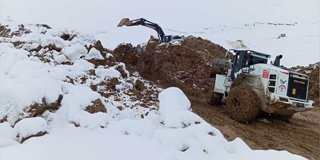 Hakkari'de 2 kez heyelan meydana gelen köy yolu ekiplerin çalışmasıyla açıldı