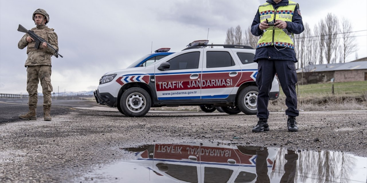 Erzurum'da jandarma havadan ve karadan trafik denetimlerini artırdı