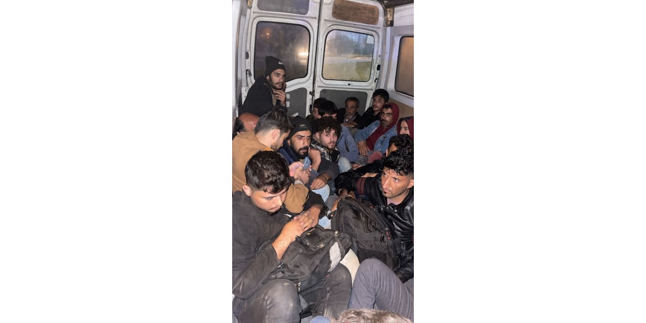 Hatay'da 26 düzensiz göçmen yakalandı, 2 göçmen kaçakçısı tutuklandı
