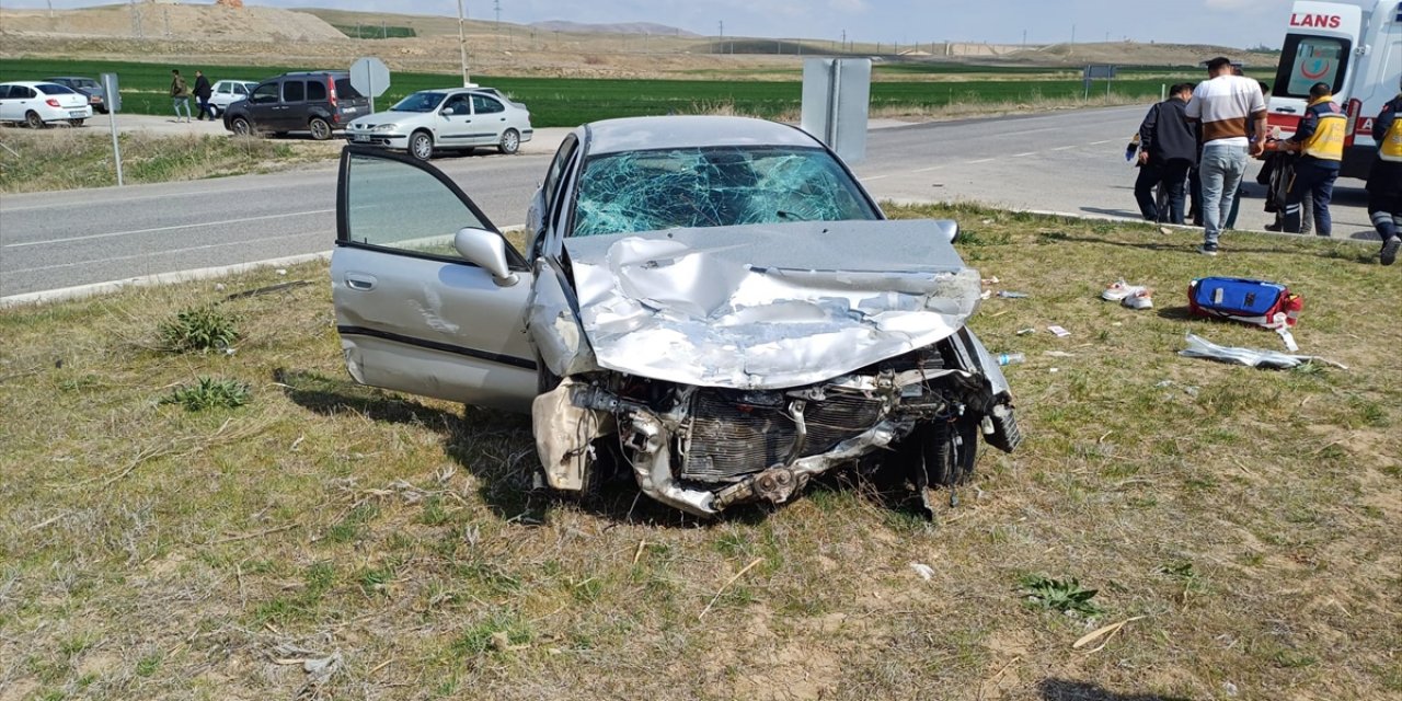 Yozgat'ta 2 otomobilin çarpıştığı kazada 9 kişi yaralandı