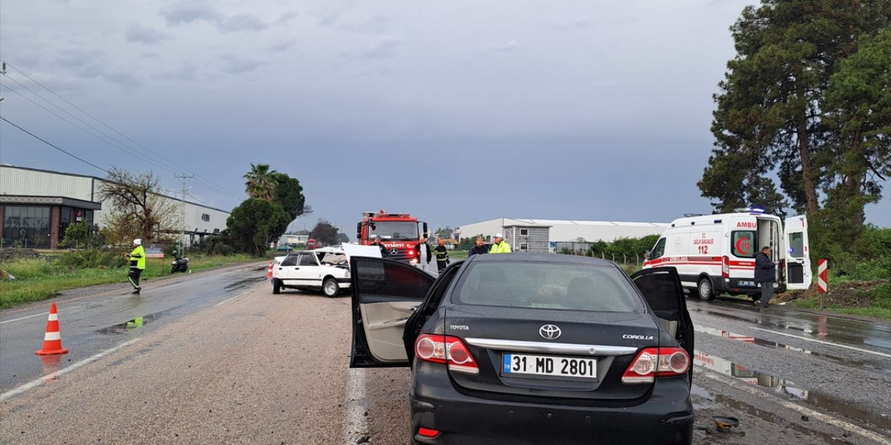 Hatay'da iki otomobilin çarpışması sonucu 4 kişi yaralandı