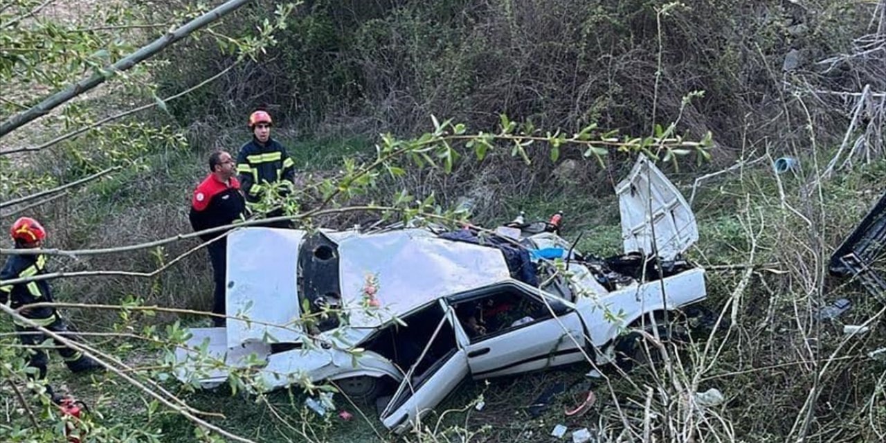 Denizli'de otomobil ile motosikletin çarpıştığı kazada 3 kişi öldü