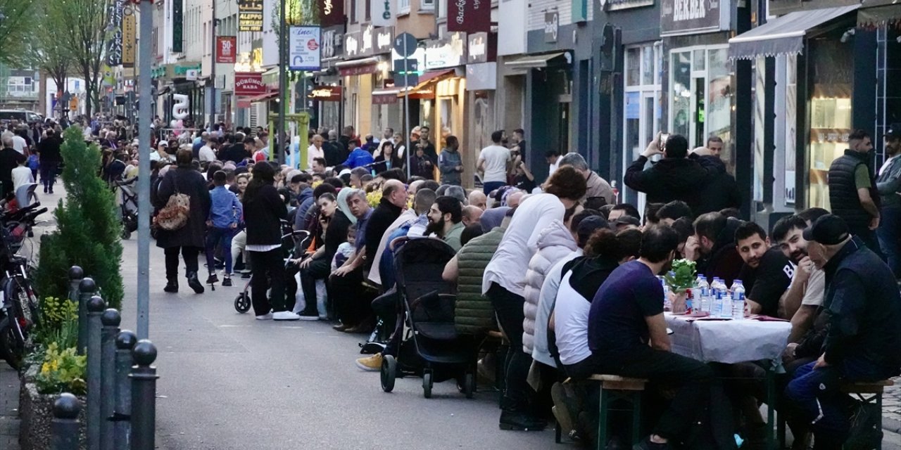 Köln'de Türklerin yoğun yaşadığı bölgede sokak iftarı düzenlendi