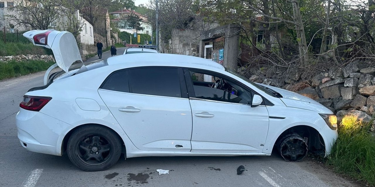 Kırklareli'nde otomobille jandarmadan kaçarken kaza yapan 3 düzensiz göçmen yakalandı