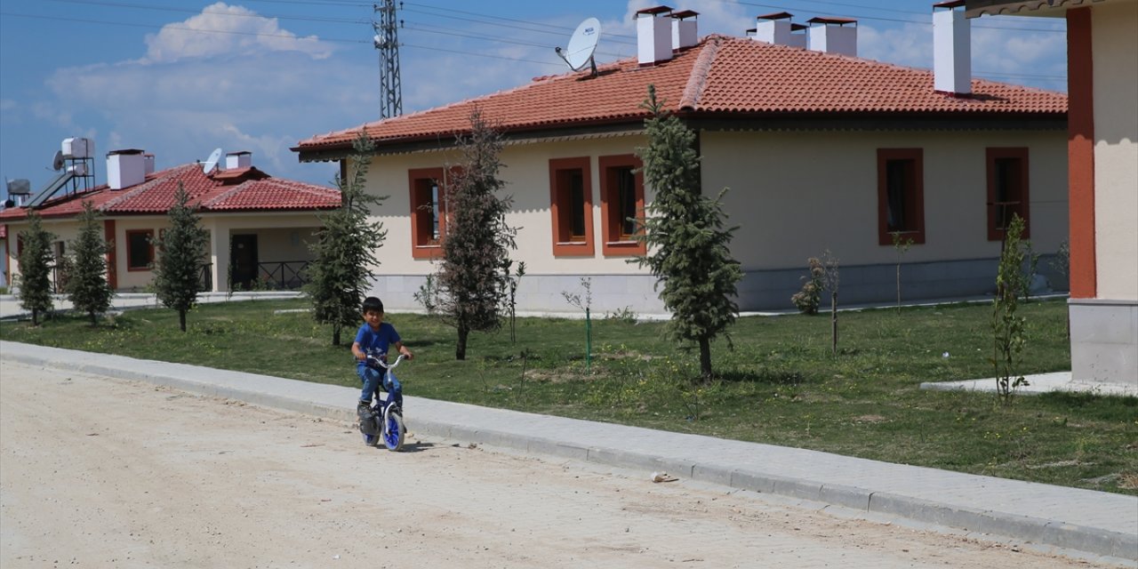 Hataylı depremzedeler, köy tipi konutlarında ilk bayramlarına giriyor