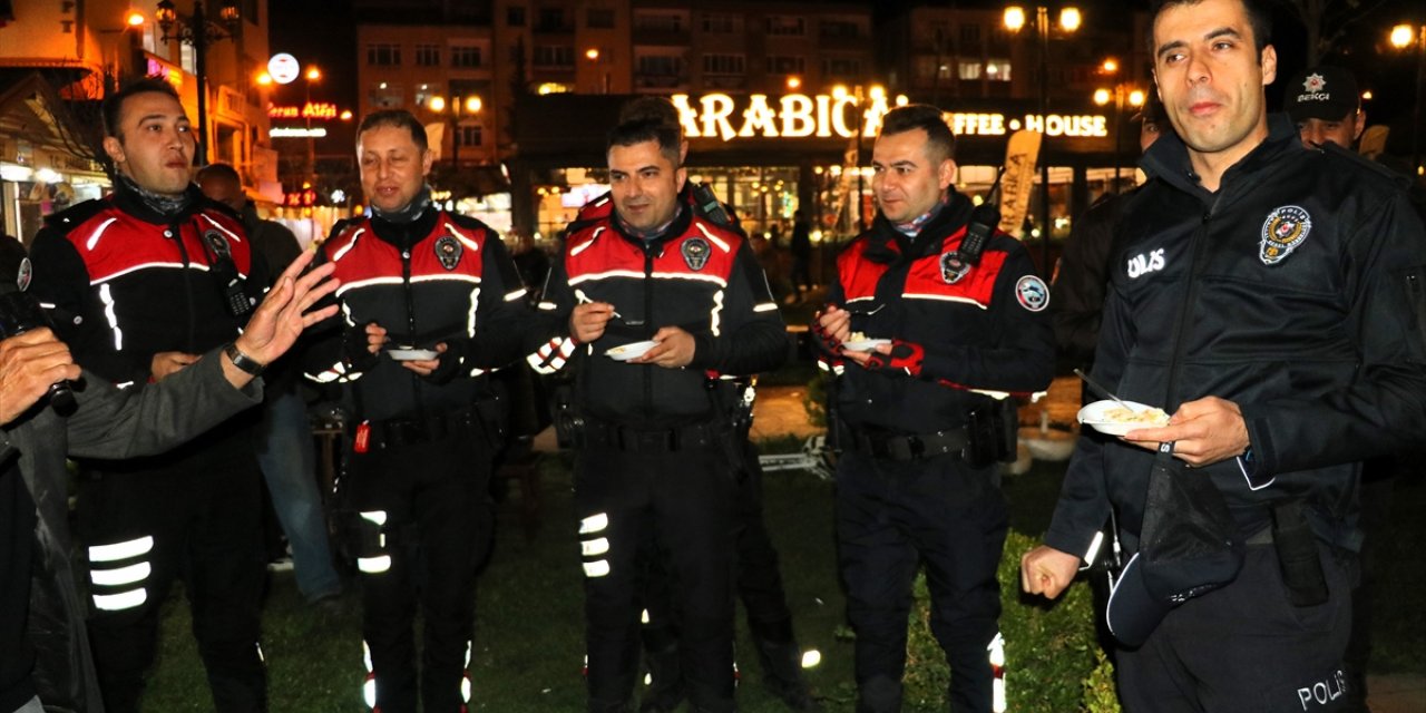 Amasya'da kavga ihbarına giden polislere mahalle sakinlerinden sürpriz kutlama