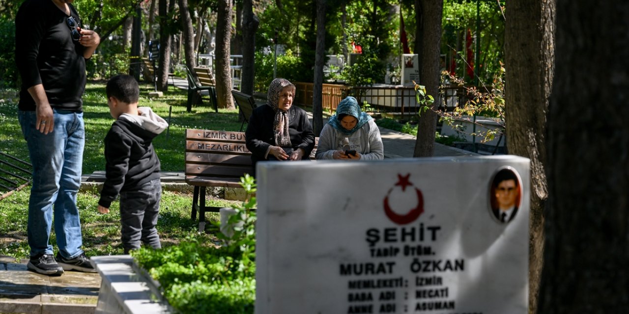 İzmir'de şehit yakınları bayram öncesi şehitliği ziyaret etti