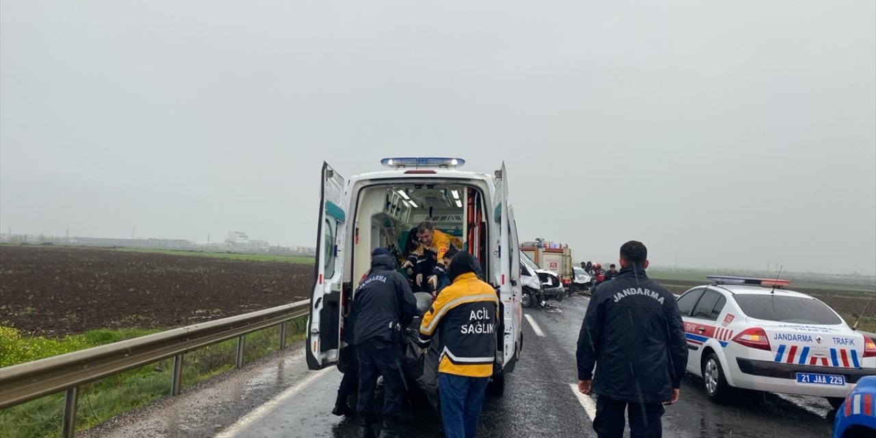 Diyarbakır'da otomobil ile minibüsün çarpıştığı kazada 3 kişi öldü, 5 kişi yaralandı