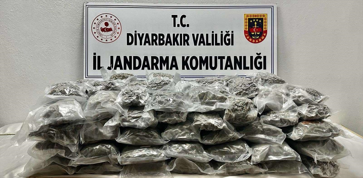 Diyarbakır'da bir araçta 71 kilogram esrar ele geçirildi