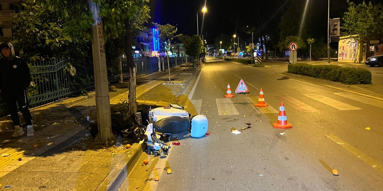 Muğla'da motosikletin ağaca çarpması sonucu 1 kişi öldü, 1 kişi yaralandı