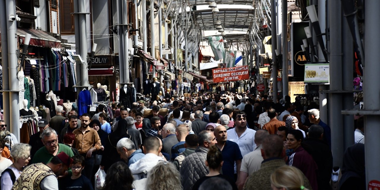 Bursa'da çarşı ve pazarlarda arife günü yoğunluğu yaşandı