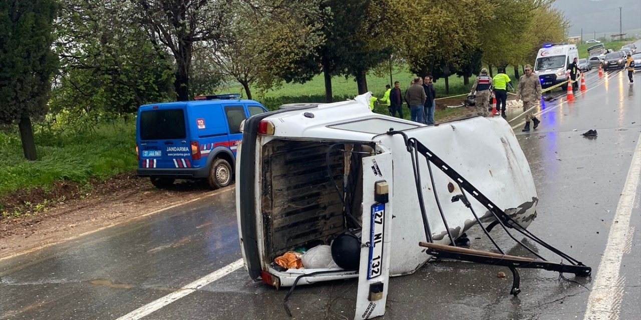 Gaziantep'te hafif ticari araçla otomobilin çarpıştığı kazada 2 kişi öldü