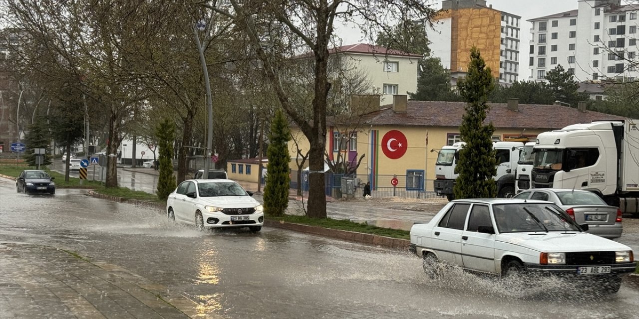 Elazığ'da sağanak etkili oldu