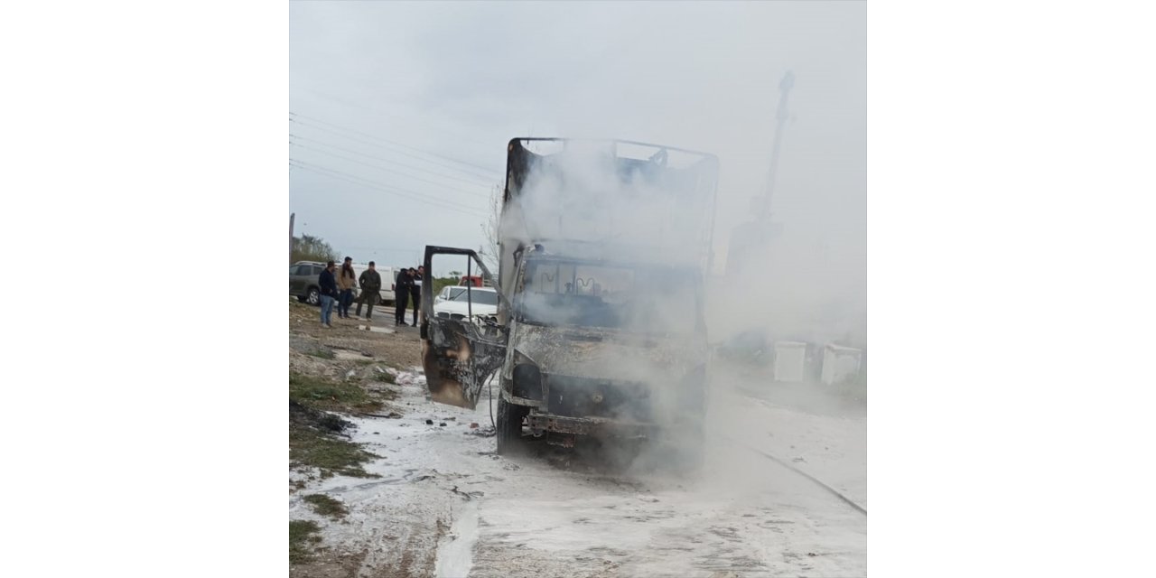 Mersin'de yangın çıkan kamyonette hasar oluştu