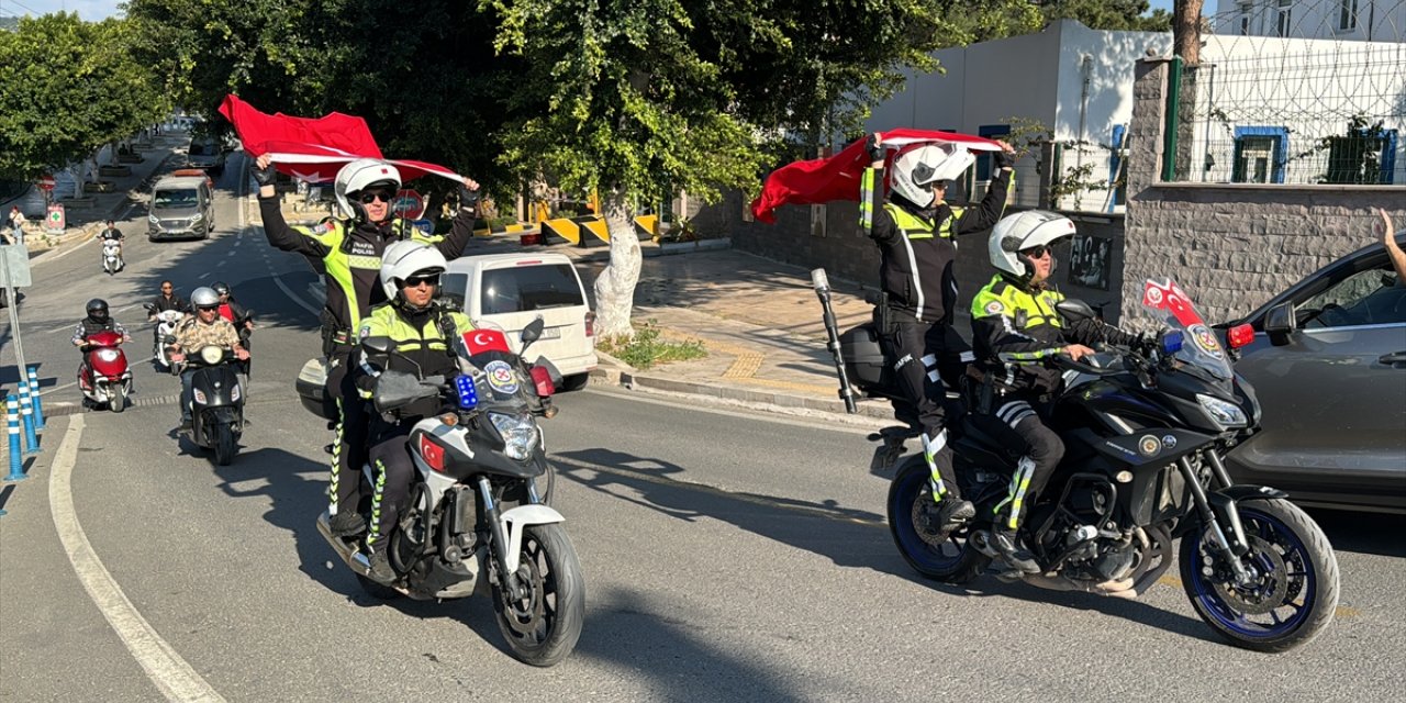 Bodrum'da Türk Polis Teşkilatının 179. kuruluş yılı kapsamında ekipler şehir turu attı