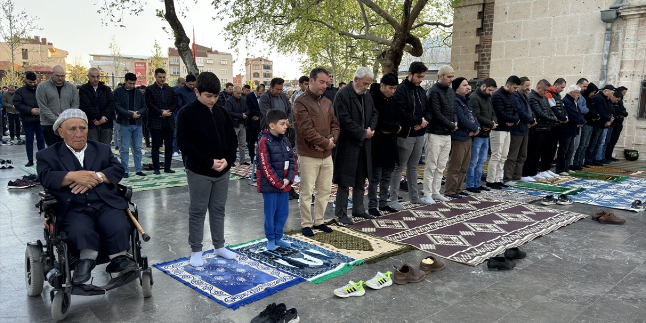 Bursa ve çevre illerde bayram namazı kılındı