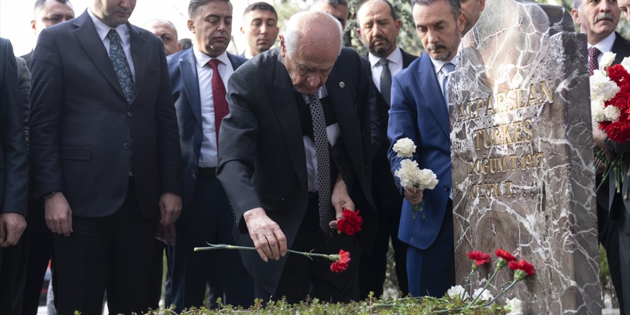 MHP Genel Başkanı Bahçeli, Alparslan Türkeş'in kabrini ziyaret etti: