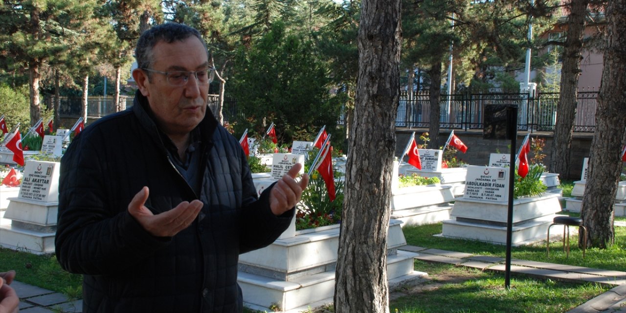 Eskişehir'de şehit yakınları bayramın ilk gününde şehitliği ziyaret etti