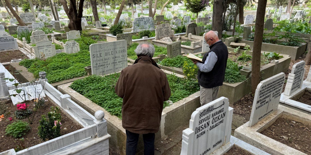İstanbul'da mezarlıklarda bayram yoğunluğu yaşanıyor