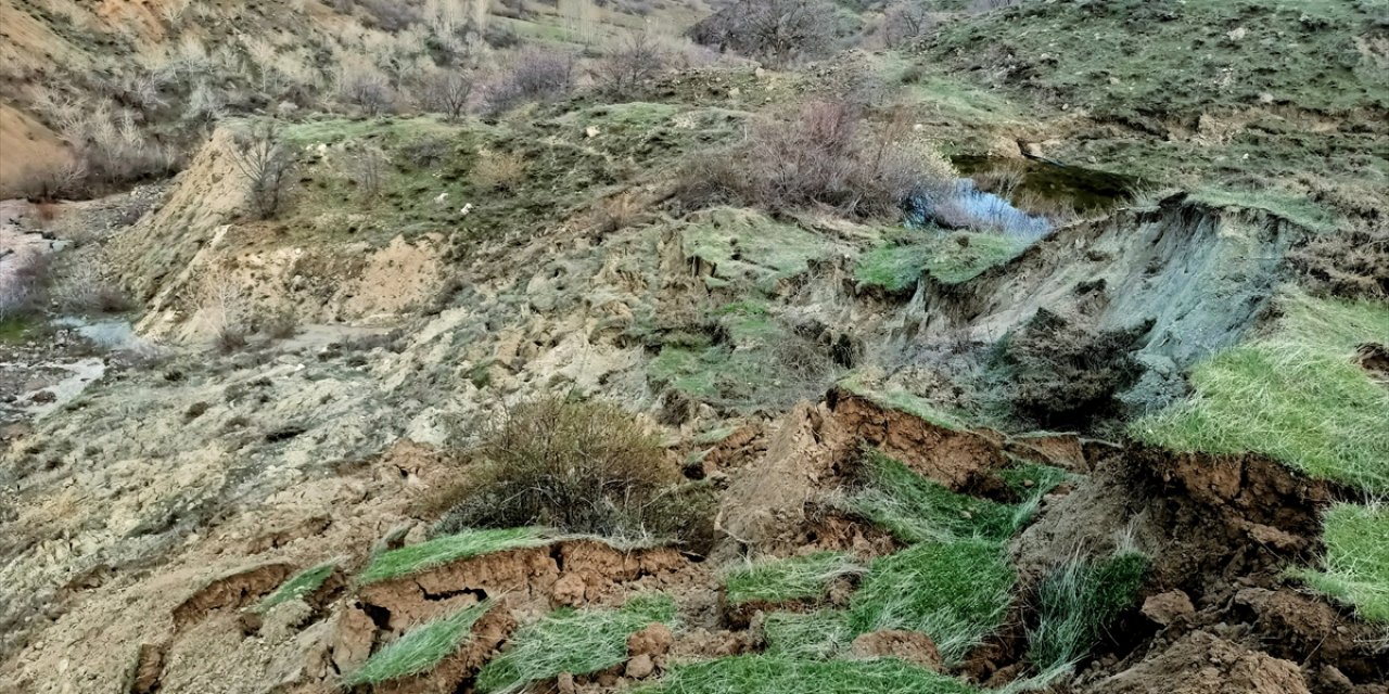 Elazığ merkezli depremin etkisi, Bingöl'de su kanalında kayma ve yarıklara neden olmuş