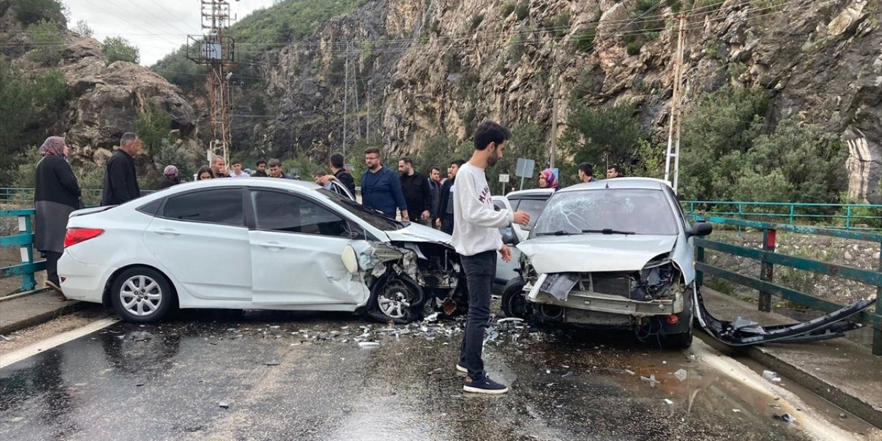 Adana'da 2 otomobilin çarpıştığı kazada 6 kişi yaralandı